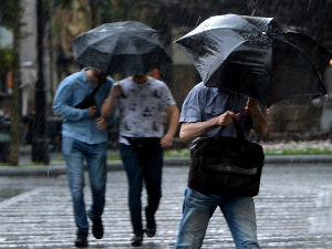 РХМЗ упозорава на град, олујни ветар и пљускове са грмљавином
