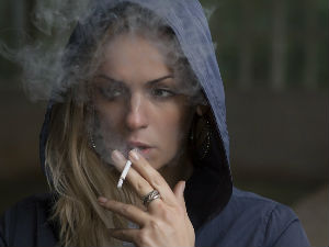 Пушење штетно за очи колико и за плућа