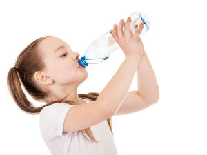Зашто је посебно важно да деца уносе довољно воде?