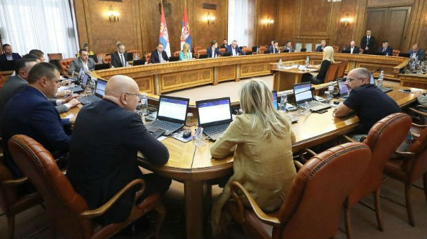 Влада Србије Закључком спречава функционерску кампању