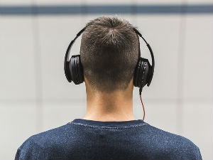 Зујање у ушима и оштећење слуха могуће и због гласне музике из слушалица