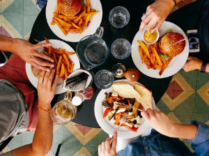 Зашто у друштву једемо скоро двоструко више него када смо сами