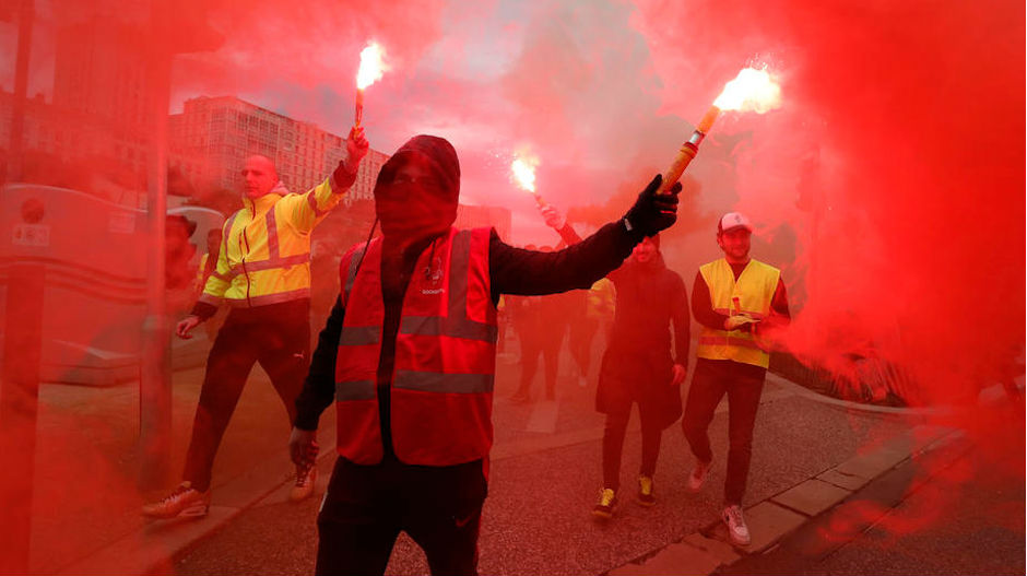 Штрајк деценије у Француској – тотална блокада саобраћаја, полиција користила сузавац и водене топове