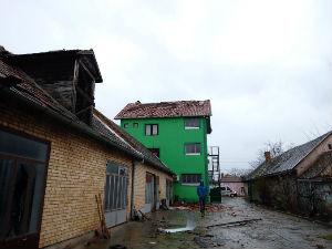 Ветар носио кровове у Каћу, у Београду рушио дрвеће