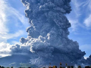 Ерупција вулкана Синабунг у Индонезији