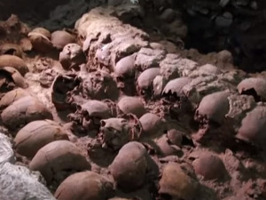 Археолози ископали нови део астечког зида смрти