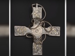 Старом крсту са симболима јеванђеља коначно враћен некадашњи сјај