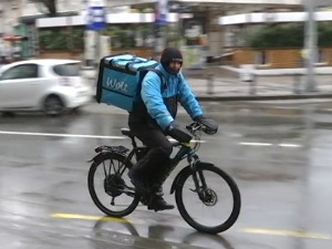 Dostavljačima posao cveta, zarade do 200 hiljada – ali sliku kvare skriveni troškovi