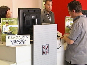 Banke počele da naplaćuju čak i onlajn usluge – kako da građani prođu jeftinije