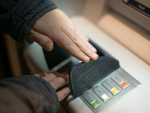 Uzelac: Banke dizale naknade jer su shvatile da se niko ne buni, novac doživljavamo usputno