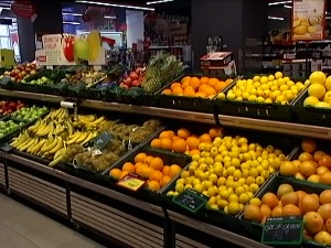 Trgovcima se više isplati da bace hranu nego da je poklone – traže da se ukine PDV na donacije