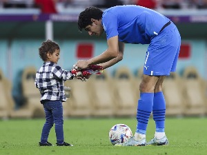 Херој на терену, тата после меча: Голман Марока са сином после победе над Португалијом