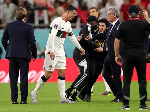 Роналдо одгурнуо уљеза са трибина после пораза од Марока