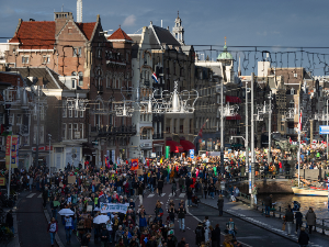 Десетине хиљаде људи на климатском протесту у Амстердаму, међу учесницима и Грета Тунберг