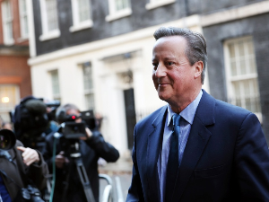 Повратак Камерона – некадашњи британски премијер нови шеф дипломатије