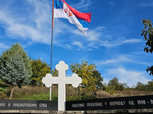 Застава Србије враћена на споменик убијеним и отетима Србима у Великој Хочи