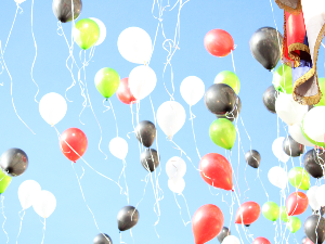 Подршка деци Палестине – у Новом Пазару пуштено у ваздух 5.200 балона
