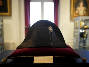 Био му је заштитни знак – Наполеонов двороги шешир купљен за више од два милиона долара