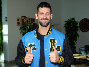 Новак са осмехом стигао у Малагу, спреман за напад на трофеј у Дејвис купу