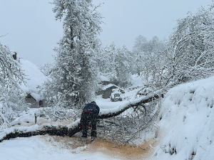 Завејана села у Србији, како спасиоци долазе до најкритичнијих делова