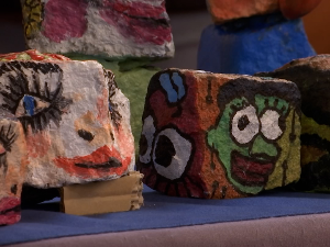 Сомборски уметници деци - осликали коцке калдрме за лечење мале Емили 