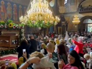 После пресвлачења моштију краља Милутина, његова одежда се излаже у Цркви Светих апостола Петра и Павла на Космају