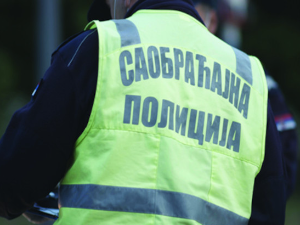 Саобраћајни полицајац оборен када је покушао да заустави возило са папирним таблицама