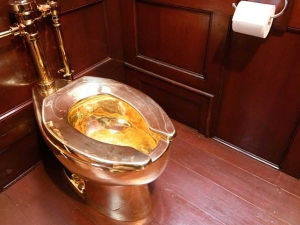 Златна ве-це шоља Мауриција Кателана на аукцији – почетна цена 10 милиона долара