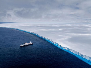 Грдосија од билион тона, највећи ледени брег на свету поново се креће