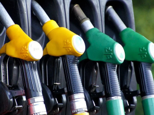 Нове цене горива – и дизел и бензин јефтинији за два динара