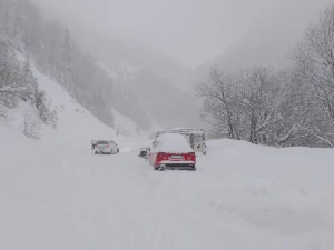 Снег на планинама на КиМ, у више села око Брезовице и Драгаша, отежано снабдевање електричном енергијом
