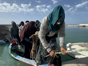 У бродолому код Либије утопио се најмање 61 мигрант