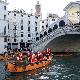 Зашто се стотину Деда Мразова јури по Венецији