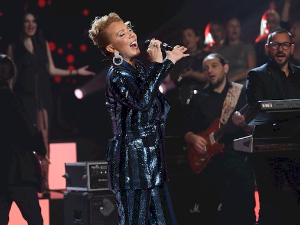 Новогодишњи програм РТС - "С неком од наших песама"