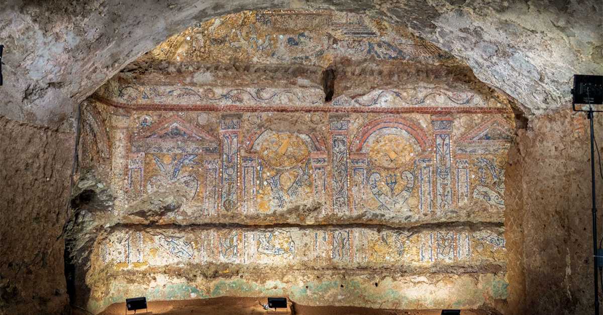 Mозаик стар 2.300 година од шкољки и корала откривен у центру Рима