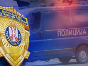 Легао испред аутомобила, лажирао саобраћајну несрећу па ухапшен