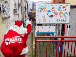 Макси са својим купцима улепшао празнике најмлађима