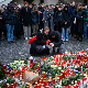 Репортер РТС-а у Прагу окованом тугом – цвеће, свеће уз последње поруке страдалима