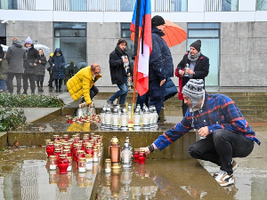 Заставе на пола копља у Чешкој, одавање поште страдалима у пуцњави на Карловом универзитету