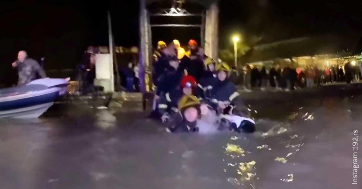 Потонуо сплав на Новом Београду – евакуисано 114 младих, многи у паници скакали у воду