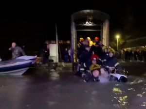 Потонуо сплав на Новом Београду – евакуисано 114 младих, многи у паници скакали у воду