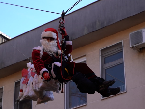 Новогодишњи поклони хуманитарних друштава новосадским малишанима