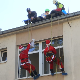 Ваљевски спелеолози у улози Деда мраза, пакетиће за децу однели преко крова болнице