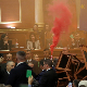 Хаос у албанском парламенту – посланик покушао да запали столице, а затим упалио бакљу (Tanjug/AP Photo / Florian Abazi) Хаос у албанском парламенту – посланик покушао да запали столице, а затим упалио бакљу