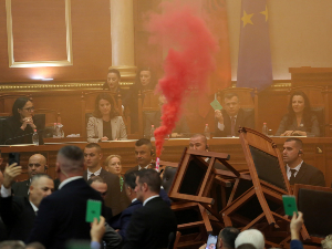 Хаос у албанском парламенту, на седници запаљене бакље
