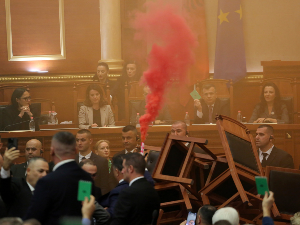 Хаос у албанском парламенту – посланик покушао да запали столице, а затим упалио бакљу