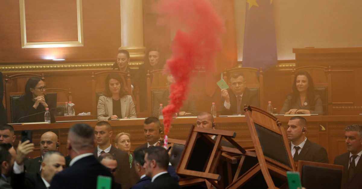 Хаос у албанском парламенту – посланик покушао да запали столице, а затим упалио бакљу (Tanjug/AP / Florian Abazi) Хаос у албанском парламенту – посланик покушао да запали столице, а затим упалио бакљу