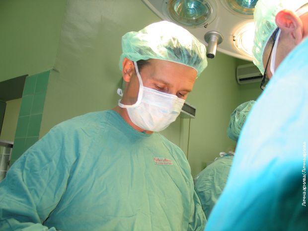 Проф. др Никица Грубор у хируршкој сали