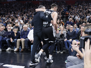 Аврамовић због повреде напустио меч против Олимпије (STARSPORT / Pedja Milosavljevic) Аврамовић због повреде напустио меч против Олимпије