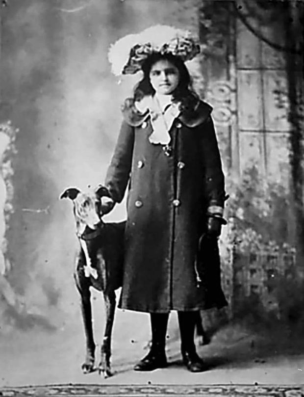 Варвара Пупин са псом